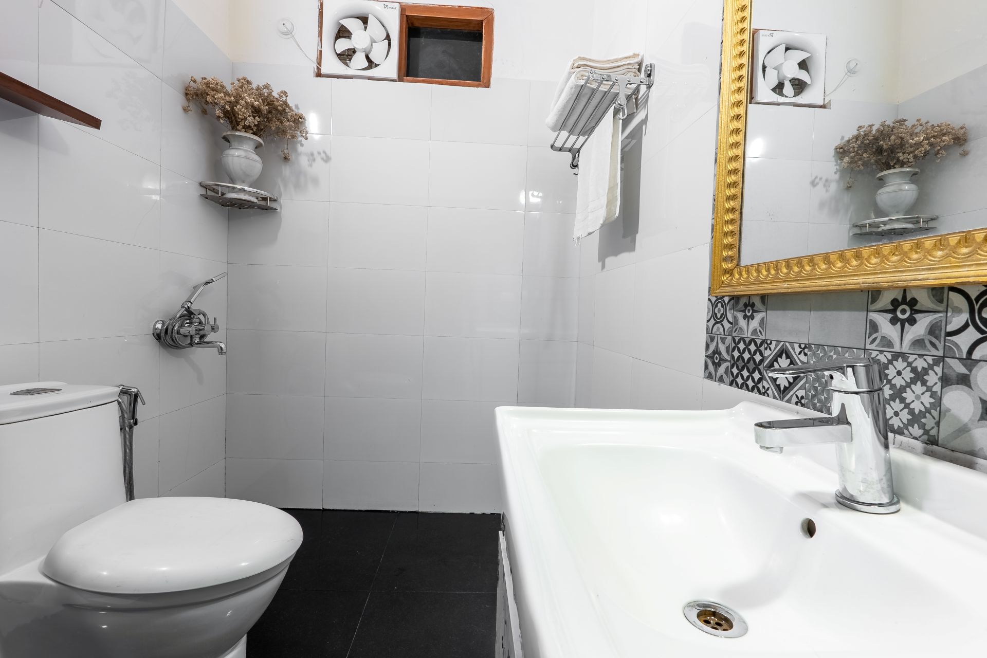 Ramsay suite premium heritage bathroom at The Hive Cottage Nainital